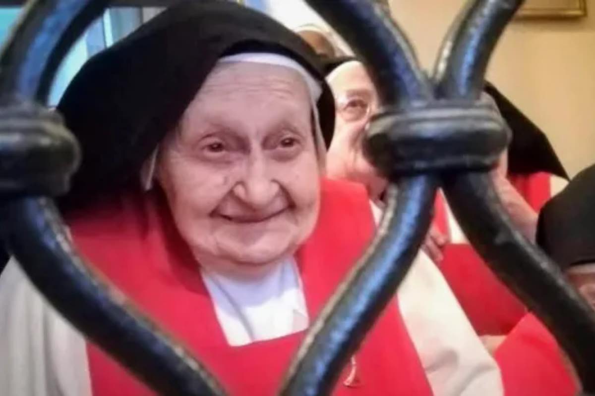 La sua vita è stata segnata da difficoltà fin dalla nascita. A soli 4 mesi, ha contratto la broncopolmonite, una malattia che in quel periodo avrebbe potuto risultare fatale. Pochi anni dopo, ha lottato contro lo scorbuto, una malattia che sembrava incurabile all’epoca. La madre, sconvolta, ricevette dal medico la previsione che la figlia non sarebbe sopravvissuta. Eppure, Suor Anna Maria è guarita miracolosamente.