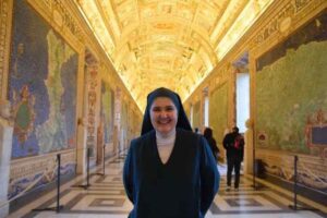 Fin dall’infanzia, suor Emanuela percepiva che Dio potesse avere un progetto per lei. Tuttavia, come accade spesso, questa intuizione iniziale era accompagnata da una forte resistenza. L’idea di diventare suora non era affatto nei suoi desideri, anzi, rappresentava qualcosa da evitare.