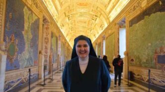 Fin dall’infanzia, suor Emanuela percepiva che Dio potesse avere un progetto per lei. Tuttavia, come accade spesso, questa intuizione iniziale era accompagnata da una forte resistenza. L’idea di diventare suora non era affatto nei suoi desideri, anzi, rappresentava qualcosa da evitare.