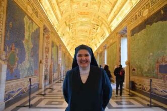 Fin dall’infanzia, suor Emanuela percepiva che Dio potesse avere un progetto per lei. Tuttavia, come accade spesso, questa intuizione iniziale era accompagnata da una forte resistenza. L’idea di diventare suora non era affatto nei suoi desideri, anzi, rappresentava qualcosa da evitare.