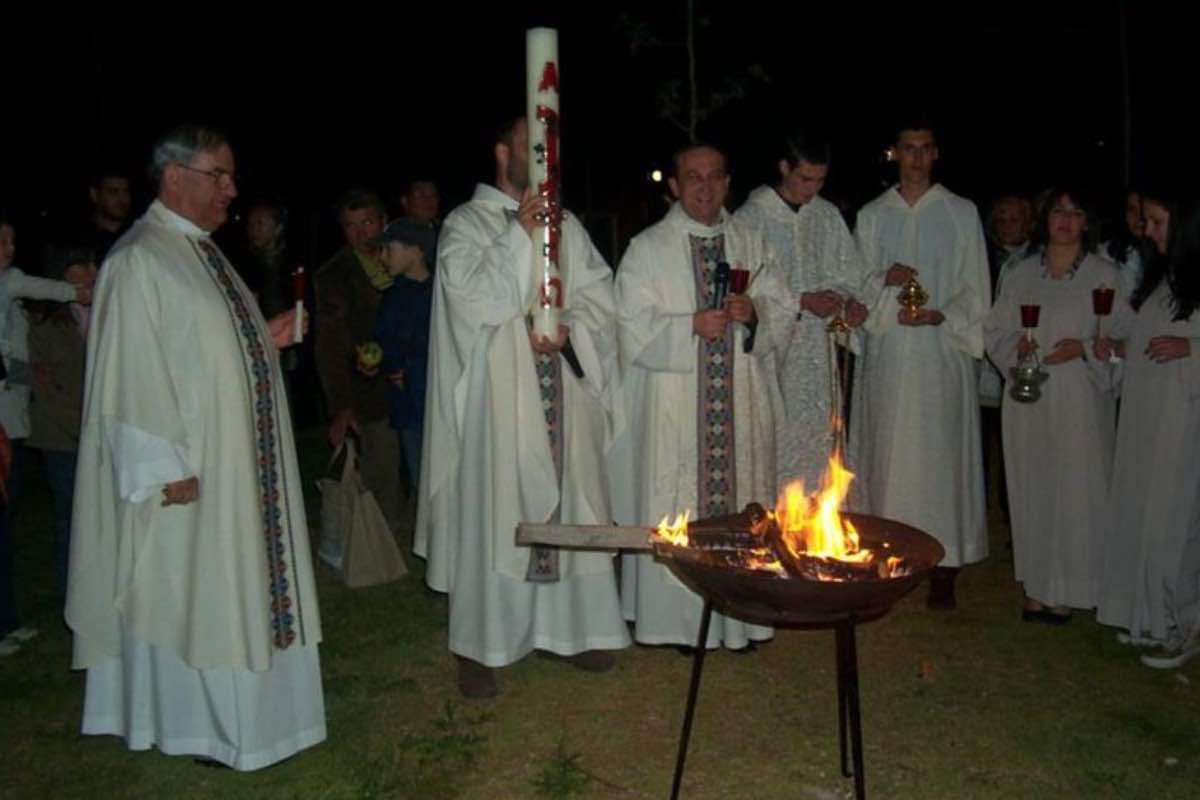 Oggi, il Sabato Santo è il giorno che prepara la Chiesa alla Veglia Pasquale. La liturgia inizia a partire dalle 22.00, con la benedizione del fuoco e del cero pasquale, e culmina nel canto del "Gloria" che segna la fine del silenzio