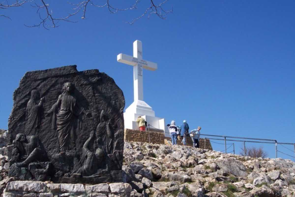 Il Venerdì Santo, giorno in cui si ricorda la Crocifissione di Cristo, è caratterizzato da una riflessione profonda sul dolore e sul sacrificio. Durante la mattina non sono previste cerimonie in chiesa, ma alle 11:00 i fedeli e i pellegrini si ritroveranno per la Via Crucis sul Križevac, luogo simbolo della passione di Cristo. Nel pomeriggio, alle 16:00, sarà recitato il Rosario, mentre alle 17:00 avrà inizio la celebrazione della Passione del Signore. Questo è anche un giorno di digiuno e astinenza, in segno di penitenza e solidarietà.