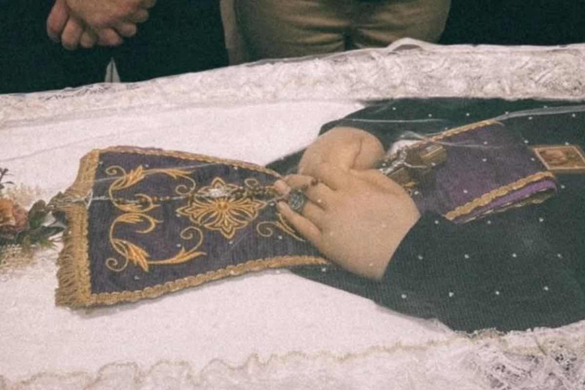 “Quando un seminarista muore, l'usanza è di seppellirlo vestito nella sua cassa e mettere una stola sacerdotale tra le sue mani, a simboleggiare la chiamata professionale insoddisfatta. Nelle sue mani erano anche il suo rosario e il suo crocifisso. È così che abbiamo seppellito il seminarista Igor.”