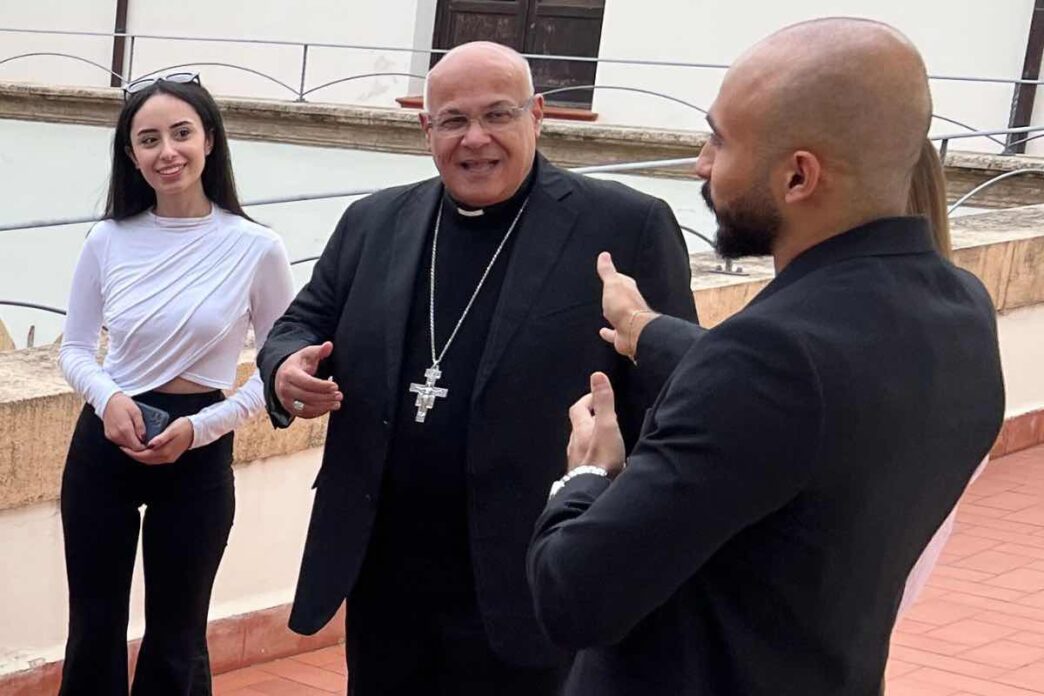 Essayan accusa i poteri internazionali di alimentare il conflitto per motivi economici e geopolitici