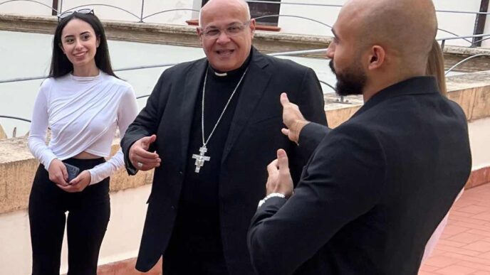 Essayan accusa i poteri internazionali di alimentare il conflitto per motivi economici e geopolitici