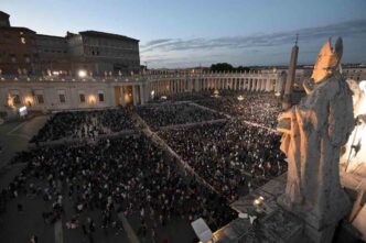 La Chiesa italiana risponde all’invito di Papa Leone XIV con un appello forte e deciso contro la guerra. Sabato 11 aprile, una veglia di preghiera per la pace si terrà nella Basilica di San Pietro alle ore 18:00