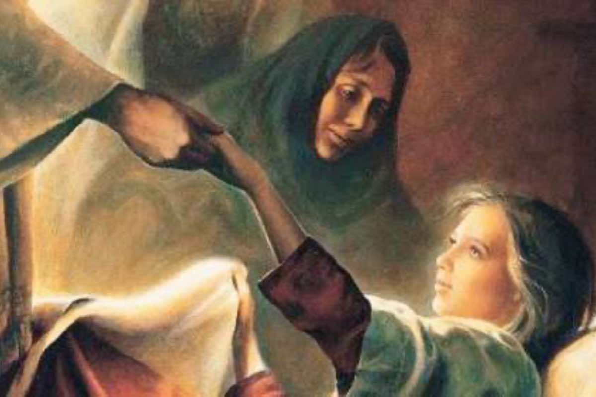 “Talitha koum”. Una stanza piena di pianto, una bambina data per morta. Gesù la prende per mano e dice solo questo. Non una formula lunga, non un discorso. Due parole. E lei si alza