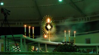 Resti davanti all’Eucaristia e la testa scappa ovunque. Succede più spesso di quanto si dica. Non è solo una questione di concentrazione. C’è qualcosa di più profondo che si muove, anche se non sempre si vede.