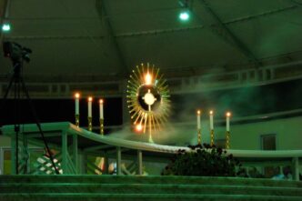 Resti davanti all’Eucaristia e la testa scappa ovunque. Succede più spesso di quanto si dica. Non è solo una questione di concentrazione. C’è qualcosa di più profondo che si muove, anche se non sempre si vede.