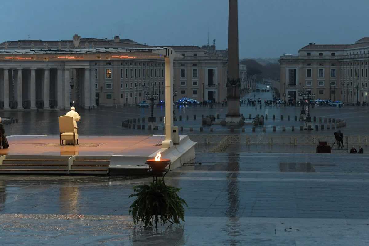 Chi era abituato alla spontaneità di Francesco percepisce subito il cambio. Niente battute improvvise, niente immagini colorite. I discorsi di Leone XIV sono costruiti, più lineari