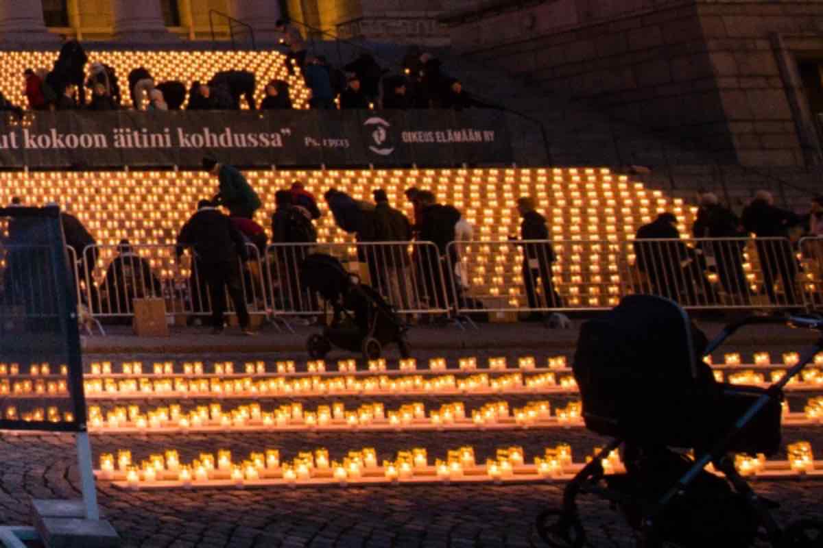 La sera del 21 marzo, le scalinate del Parlamento finlandese a Helsinki si sono illuminate di 8.645 candele, in ricordo degli aborti praticati in Finlandia nel 2024
