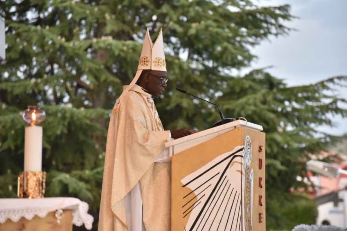 Si parla di democrazia come se fosse sempre e comunque un bene da diffondere. Ma guardando a certi scenari internazionali, la realtà appare meno lineare. Guerre, destabilizzazioni, governi rovesciati.