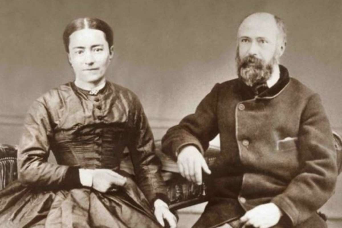 Celia Martin nasce in Normandia e inizialmente pensa alla vita religiosa. Poi incontra Luigi Martin e si sposa. Per un periodo la coppia vive in castità, poi decide di accogliere i figli. Ne nascono nove: tra loro Santa Teresa di Lisieux