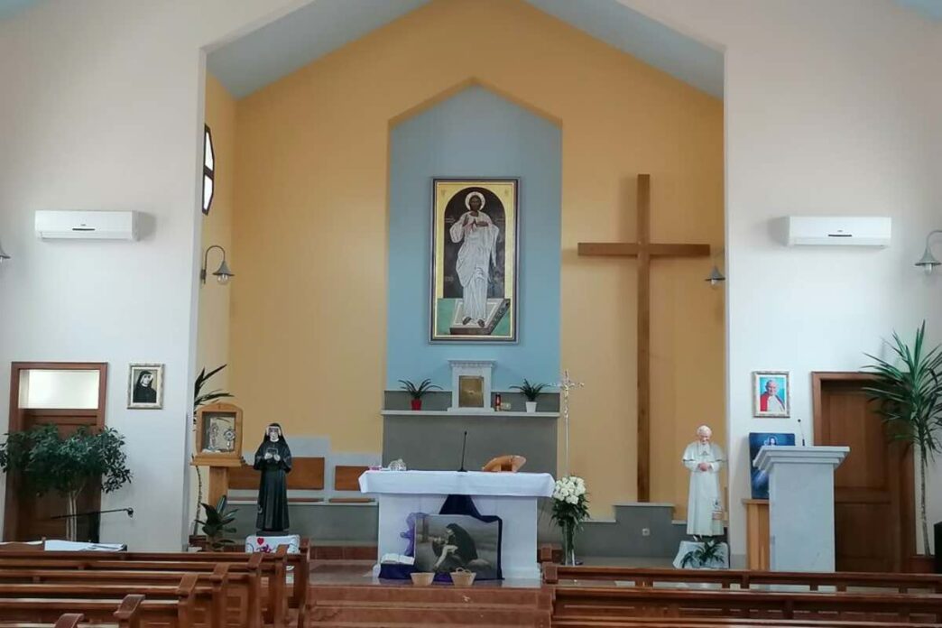 La Domenica della Divina Misericordia nasce da un fatto preciso. Nel 1931, a Płock, in Polonia, Santa Faustina Kowalska racconta di aver ricevuto delle rivelazioni da Cristo