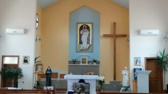 La Domenica della Divina Misericordia nasce da un fatto preciso. Nel 1931, a Płock, in Polonia, Santa Faustina Kowalska racconta di aver ricevuto delle rivelazioni da Cristo