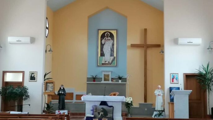 La Domenica della Divina Misericordia nasce da un fatto preciso. Nel 1931, a Płock, in Polonia, Santa Faustina Kowalska racconta di aver ricevuto delle rivelazioni da Cristo