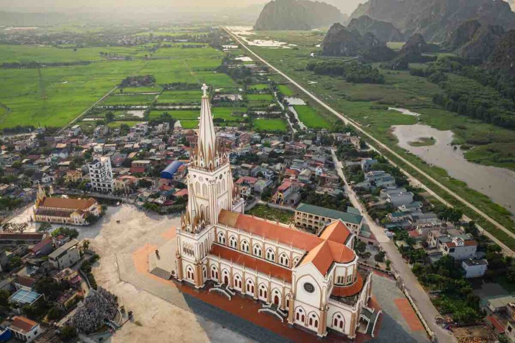 Il Vietnam sta vivendo un periodo di rinascita religiosa senza precedenti, con un numero sorprendente di nuove chiese costruite ogni anno