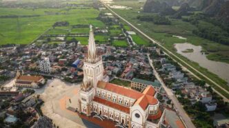 Il Vietnam sta vivendo un periodo di rinascita religiosa senza precedenti, con un numero sorprendente di nuove chiese costruite ogni anno