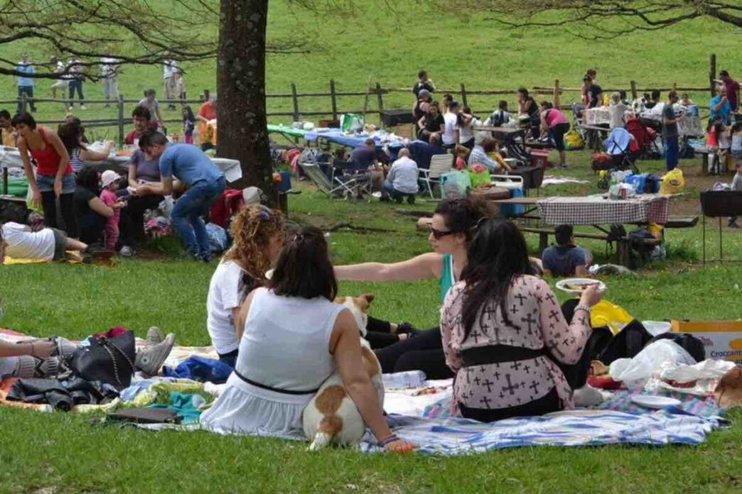 Anche quando non si ha voglia, si parte lo stesso. Eppure quel movimento continuo, quasi obbligato, nasconde qualcosa che raramente si guarda davvero.