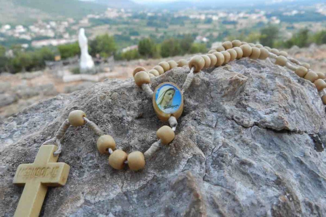 Il Rosario resta al centro. Non perché sia l’unica forma possibile, ma perché è quella che più facilmente entra nella vita di tutti i giorni. Non richiede preparazioni particolari. Si può dire insieme o anche da soli. Recitarlo in famiglia cambia il ritmo della giornata