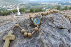 Il Rosario resta al centro. Non perché sia l’unica forma possibile, ma perché è quella che più facilmente entra nella vita di tutti i giorni. Non richiede preparazioni particolari. Si può dire insieme o anche da soli. Recitarlo in famiglia cambia il ritmo della giornata