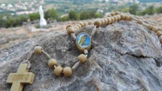 Il Rosario resta al centro. Non perché sia l’unica forma possibile, ma perché è quella che più facilmente entra nella vita di tutti i giorni. Non richiede preparazioni particolari. Si può dire insieme o anche da soli. Recitarlo in famiglia cambia il ritmo della giornata