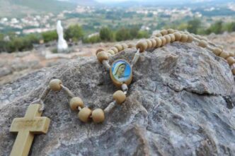 Il Rosario resta al centro. Non perché sia l’unica forma possibile, ma perché è quella che più facilmente entra nella vita di tutti i giorni. Non richiede preparazioni particolari. Si può dire insieme o anche da soli. Recitarlo in famiglia cambia il ritmo della giornata