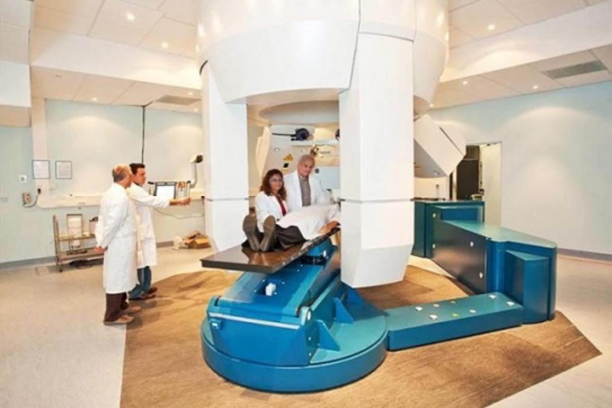 La tappa al Centro Nazionale di Adroterapia Oncologica è una di quelle che mettono a disagio anche chi guarda da lontano. Bambini malati, genitori accanto, medici che lavorano su un confine sottile.