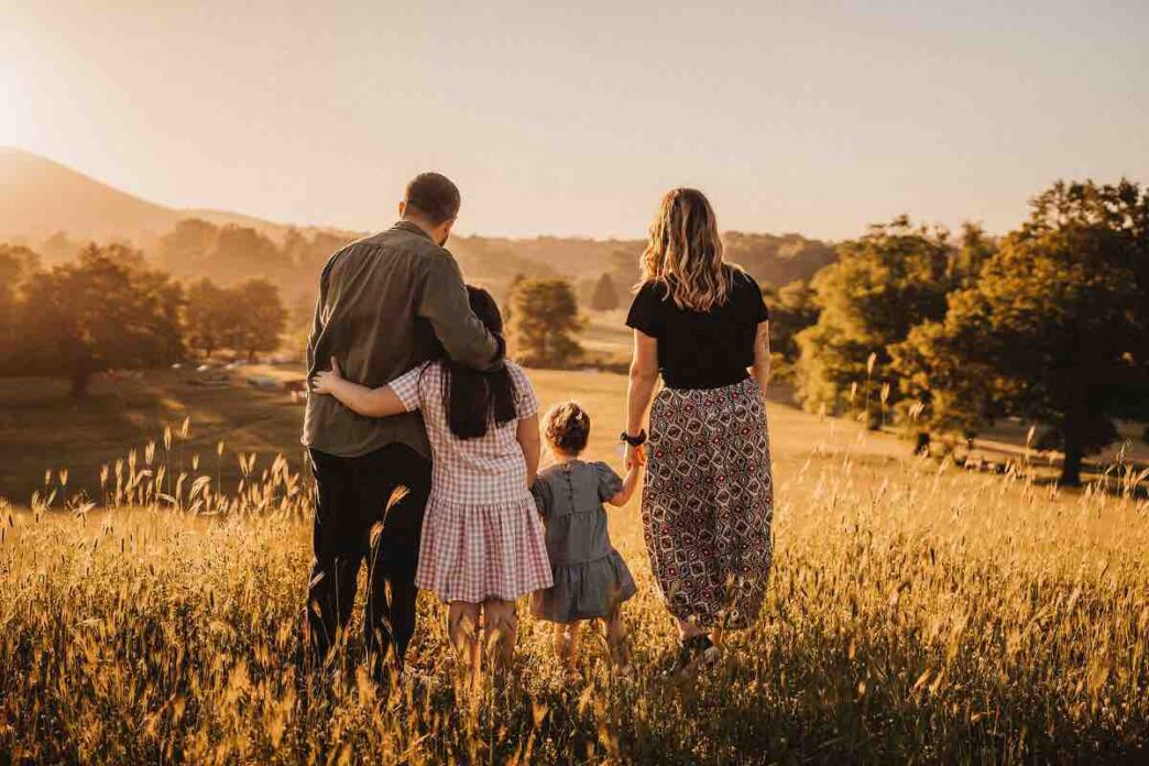 L’ambiente familiare è uno spazio di rifugio, ma può diventare anche un terreno di stress e tensioni, specialmente quando si sommano impegni quotidiani e incomprensioni.