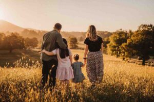 L’ambiente familiare è uno spazio di rifugio, ma può diventare anche un terreno di stress e tensioni, specialmente quando si sommano impegni quotidiani e incomprensioni.