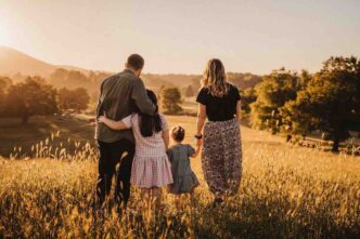 L’ambiente familiare è uno spazio di rifugio, ma può diventare anche un terreno di stress e tensioni, specialmente quando si sommano impegni quotidiani e incomprensioni.