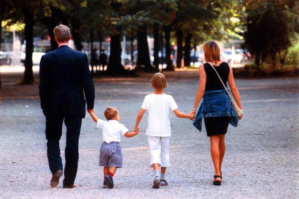 In Europa, dice, cresce una paura silenziosa: quella di mettere al mondo figli. Non è solo una questione economica. C’è qualcosa di più profondo, una fatica a immaginare il futuro