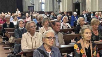 Chi ha qualche anno in più lo sente dire spesso, anche con una certa ironia: ci si avvicina a Dio quando si comincia a fare i conti con la fine. È una lettura comoda, quasi automatica. Ma non regge fino in fondo.