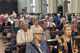 Chi ha qualche anno in più lo sente dire spesso, anche con una certa ironia: ci si avvicina a Dio quando si comincia a fare i conti con la fine. È una lettura comoda, quasi automatica. Ma non regge fino in fondo.