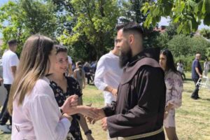 Una madre chiede se i videogiochi possono allontanare un figlio dalla fede. Non è una domanda rara