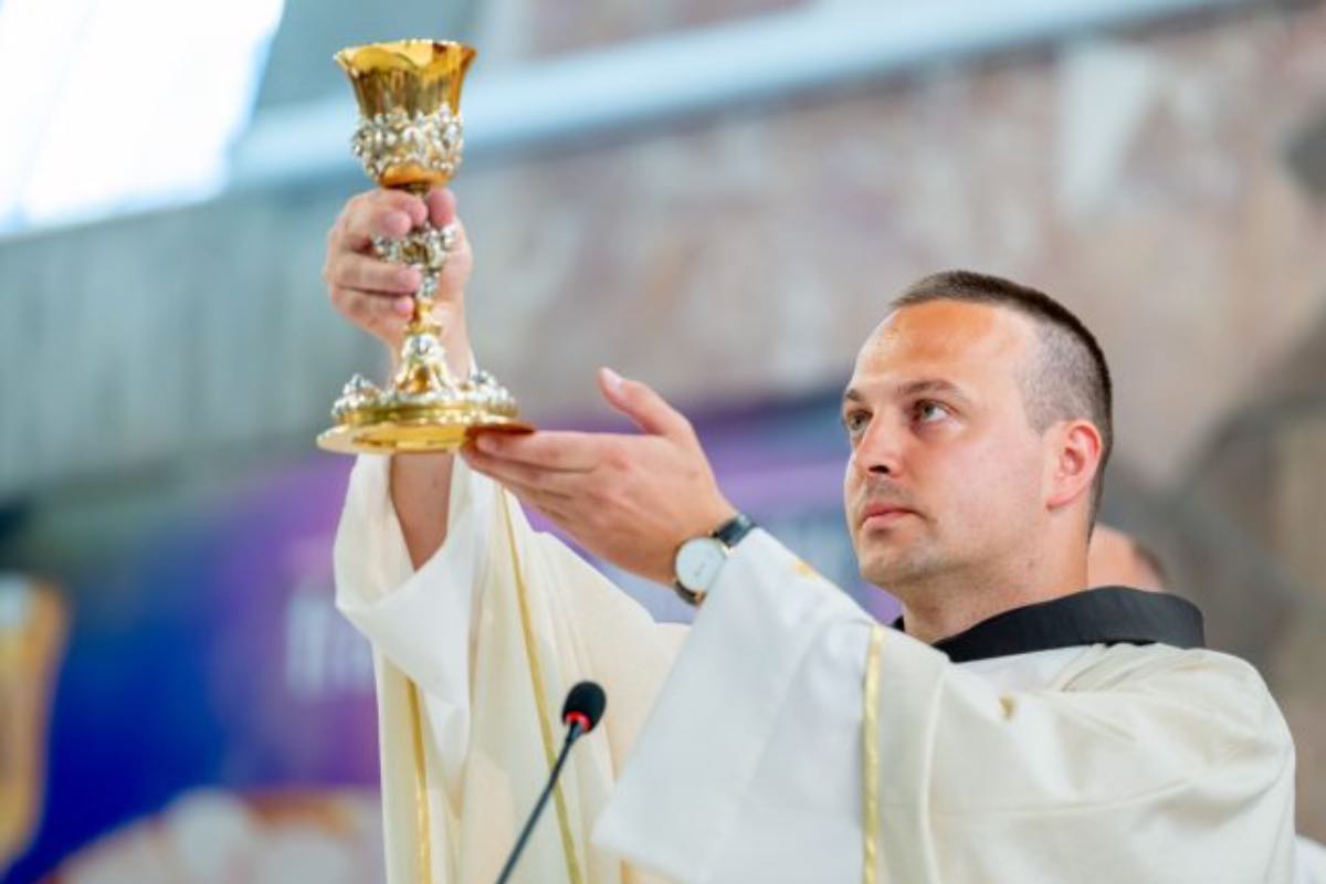 ’Eucaristia, se vissuta con sincerità, lascia tracce.  Chi osserva dall’esterno coglie soprattutto questo. Non una teoria più convincente, ma una vita che porta un segno. Una pazienza diversa, una capacità di perdonare che non si spiega solo con il carattere, una fedeltà che resiste anche quando non conviene.