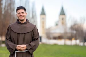 Il tradimento può essere superato? Scopri come ricostruire la fiducia in una relazione con il consiglio di padre Nikola Jurišić sulla fede e il perdono.