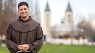 Il tradimento può essere superato? Scopri come ricostruire la fiducia in una relazione con il consiglio di padre Nikola Jurišić sulla fede e il perdono.