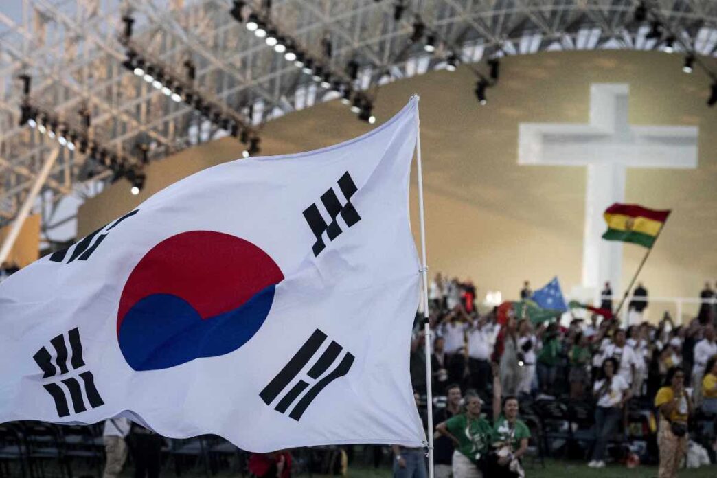 Cinque nomi, molto diversi tra loro. Alcuni lontani nel tempo, altri quasi contemporanei. Eppure messi insieme per accompagnare milioni di ragazzi verso un appuntamento che, per molti, segna davvero qualcosa.