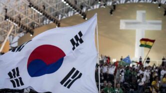 Cinque nomi, molto diversi tra loro. Alcuni lontani nel tempo, altri quasi contemporanei. Eppure messi insieme per accompagnare milioni di ragazzi verso un appuntamento che, per molti, segna davvero qualcosa.