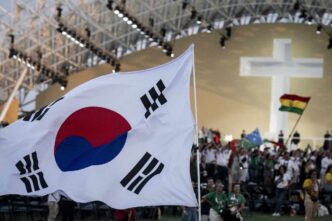 Cinque nomi, molto diversi tra loro. Alcuni lontani nel tempo, altri quasi contemporanei. Eppure messi insieme per accompagnare milioni di ragazzi verso un appuntamento che, per molti, segna davvero qualcosa.