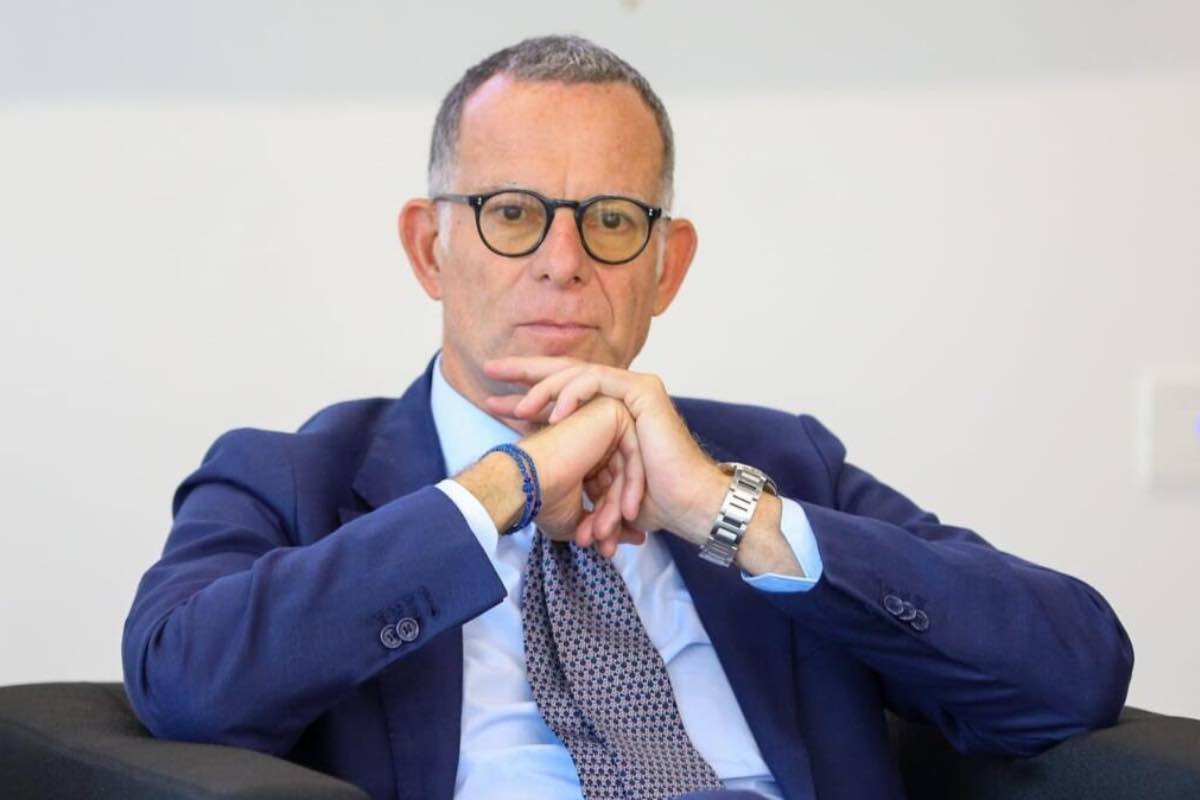 Milioni di persone nel mondo vivono in condizioni di povertà estrema, senza accesso a beni essenziali come cibo, casa e cure mediche. È un sistema che non può essere considerato neutrale, e su questo Leone XIV è chiaro: è una questione di giustizia. La ricchezza, quindi, non è un problema di scarsità, ma di gestione iniqua