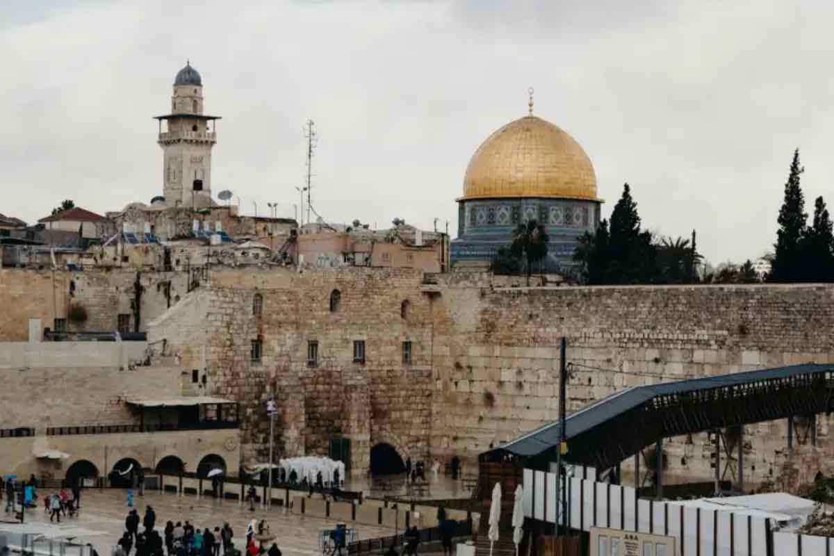 "Vivere la Pasqua in Terra Santa significa proclamare la vita in mezzo alla morte. Qui, dove la violenza è quotidiana, la nostra speranza si alimenta dalla risurrezione di Cristo, che continua a manifestarsi in questa terra"