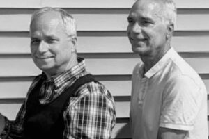 Papa Leone XIV continua a essere amato e seguito anche grazie alla testimonianza di chi lo ha conosciuto fin da bambino. Suo fratello, John Prevost, racconta la vita familiare, la fede vissuta in casa e la vocazione sacerdotale che si manifestava già in età giovanile.