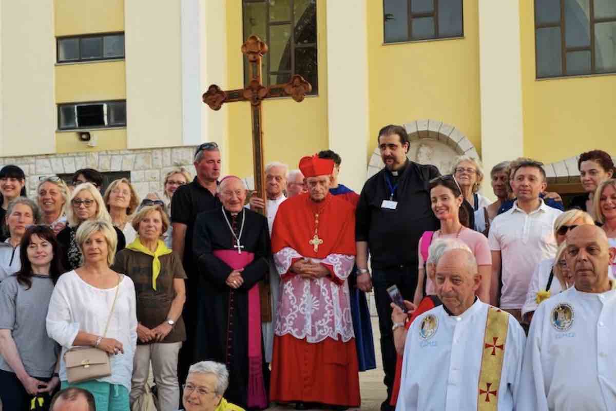 Simoni racconta con un filo di voce che anche in carcere non ha mai smesso di celebrare l’Eucaristia, nonostante le difficoltà. «Celebrare la Messa era un atto di resistenza», dice