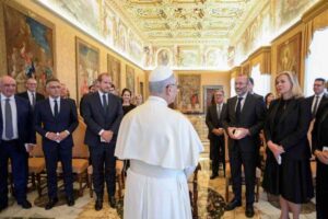 Essere cristiani in politica non coincide con il dichiararsi tali. Non basta dirlo. Conta altro. Conta come si decide, dove si guarda quando si è chiamati a scegliere.