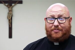 Un percorso spezzato, poi ripreso. Una chiamata inattesa. E un luogo che torna sempre, Medjugorje, come se fosse parte della vocazione stessa.