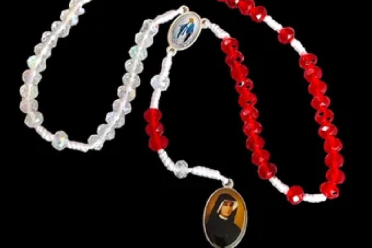 Ogni promessa non solo rivela la bontà di Dio, ma dimostra quanto sia concreta e tangibile la Sua misericordia nella vita quotidiana dei fedeli.