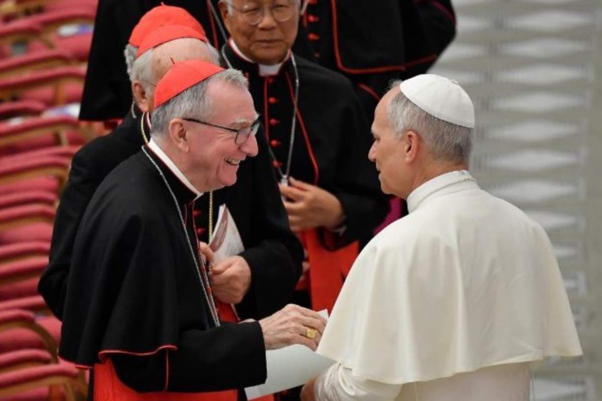 Il segretario di stato del Papa, figura chiave nella diplomazia vaticana, è spesso un sacerdote che, pur facendo voto di silenzio, si avvicina alla politica come farebbe un pastore