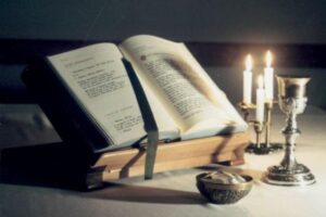 C’è un dettaglio nei Vangeli che spesso passa inosservato. Alcune parole di Gesù non vengono tradotte subito. Restano lì, nella lingua che lui parlava davvero